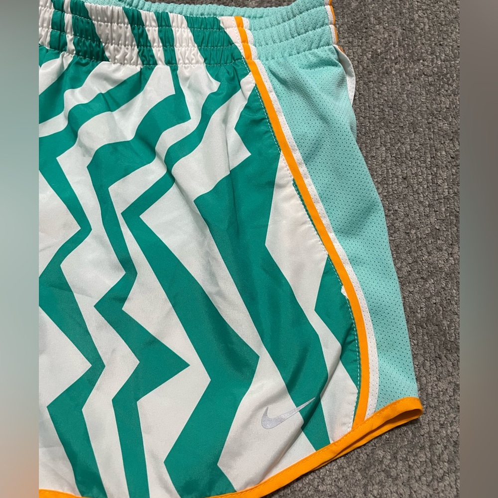 Nike Dri-Fit Women’s Athletic Shorts Size Medium Teal Color Patterned - Picture 2 of 9